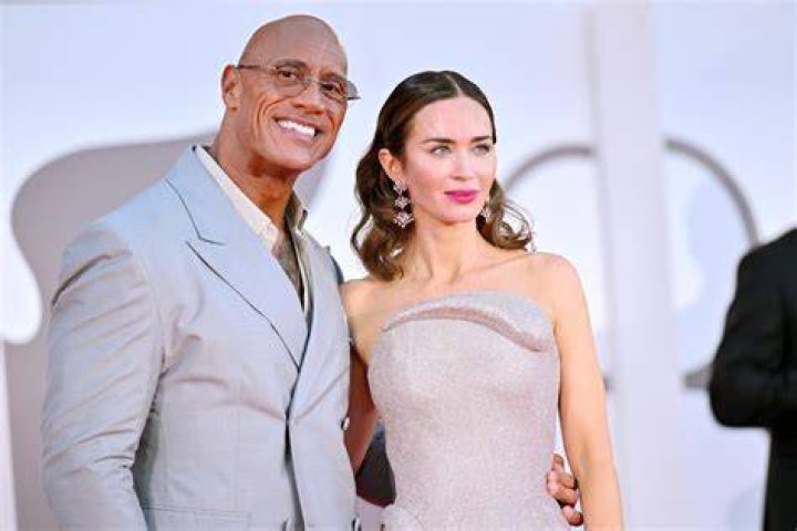 Dwayne Johnson revela que ele, esposa e filhas testaram positivo para