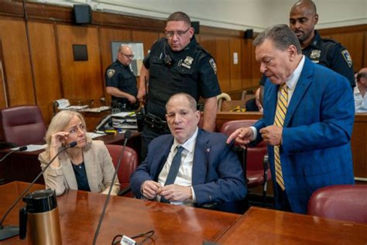 Harvey Weinstein &eacute; condenado a 23 anos de pris&atilde;o por estupro e agress&atilde;o