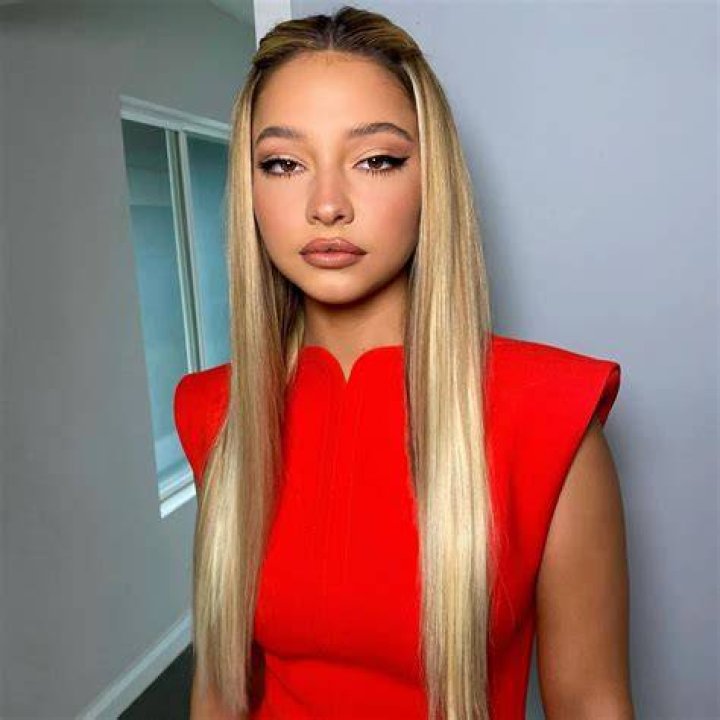 Madelyn Cline Wiki 2021 Net Worth, Height, Weight, Relationship & Full