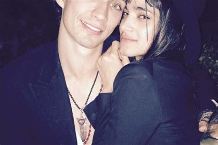Robert Sheehan Girlfriend 2022