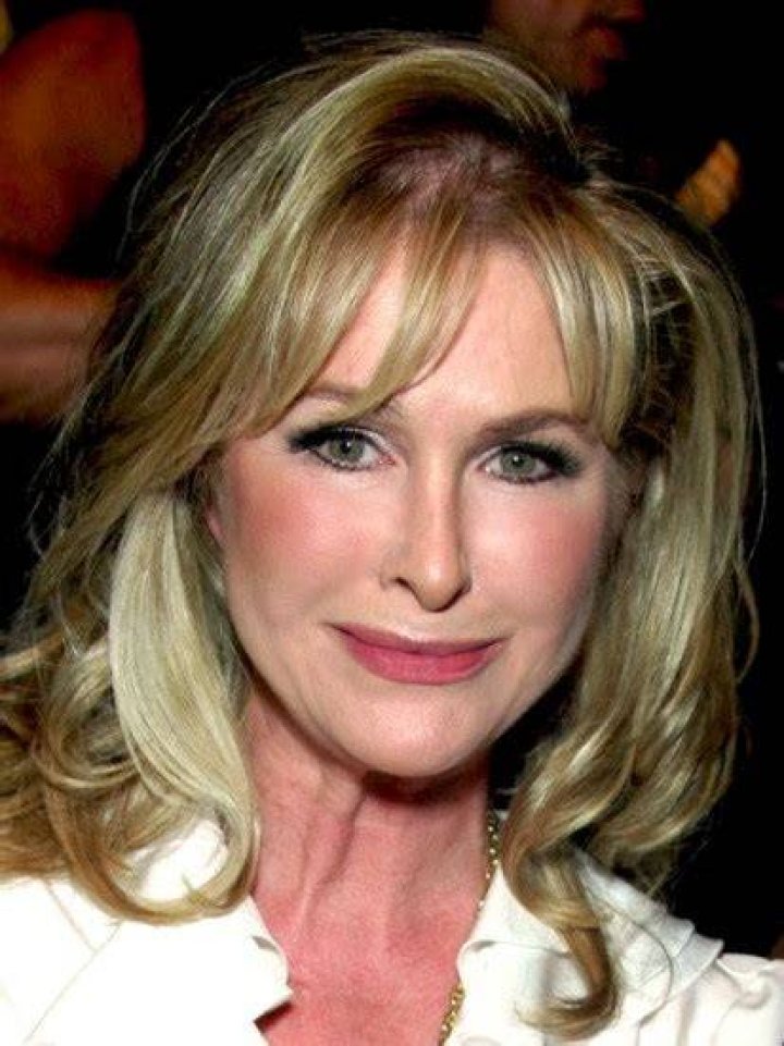 Robyn Hilton Bio, Net Worth, Height, Nationality, Single, Facts