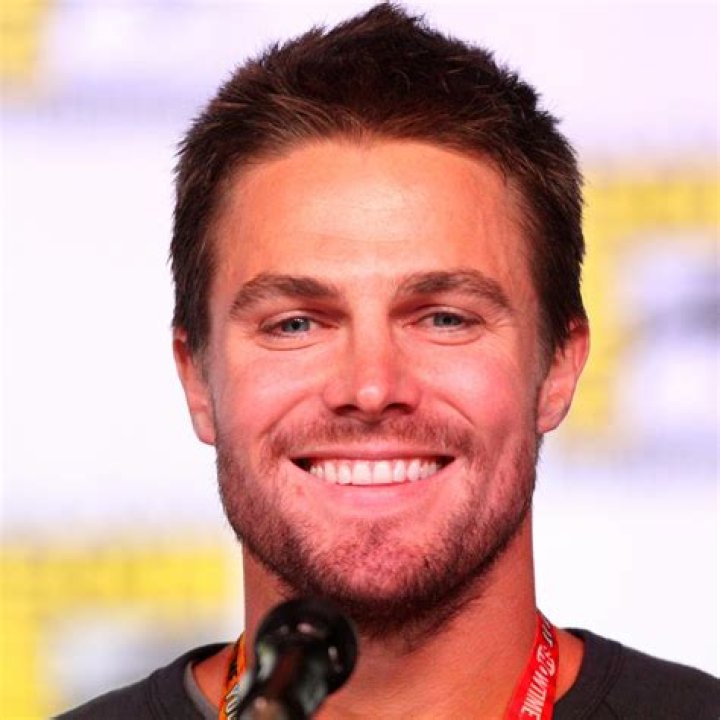 Stephen Amell Bio, Net Worth, Height