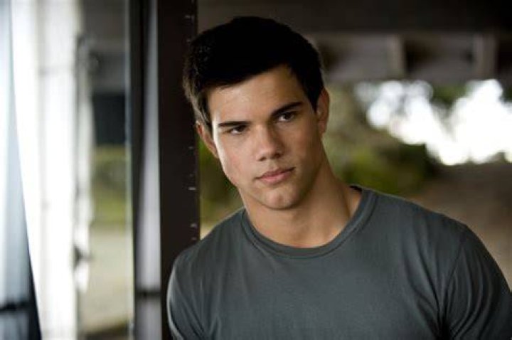 Taylor Lautner 'splits with girlfriend Marie Avgeropoulos' Daily Mail