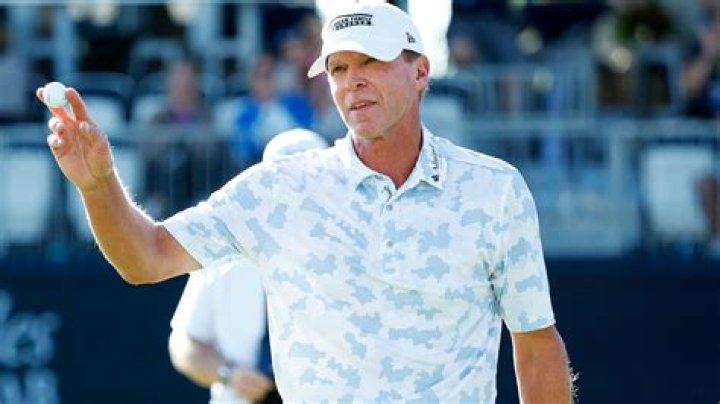 WATCH Steve Stricker's daughter Izzi debuts as caddie for first time